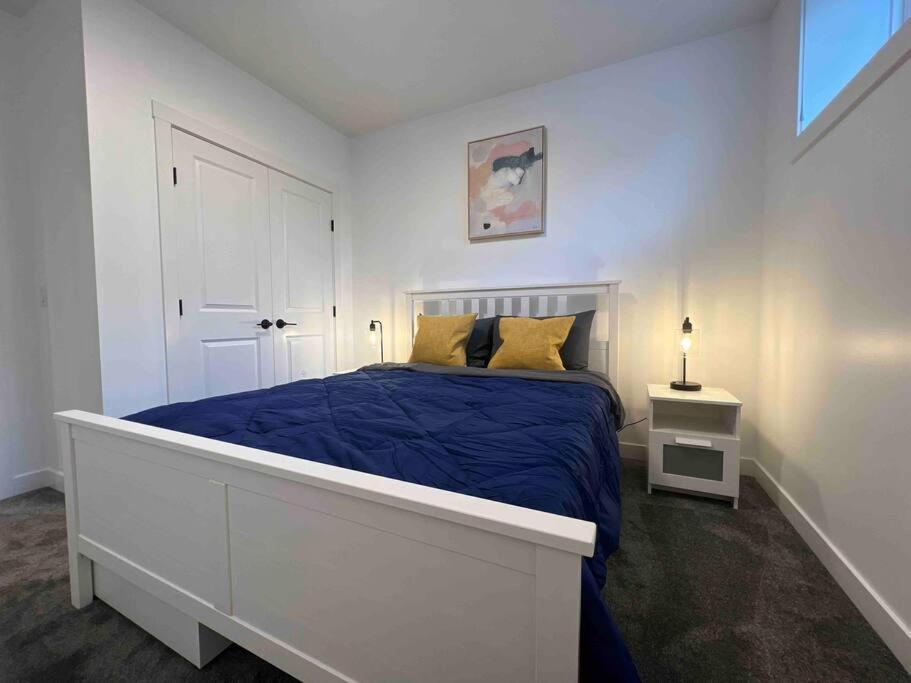 Newly Built 2 Bedroom Suite With Free Parking - Close To Banff National Park, Calgary Luaran gambar