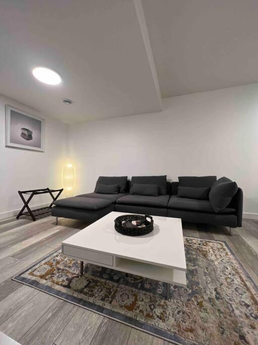 Newly Built 2 Bedroom Suite With Free Parking - Close To Banff National Park, Calgary Luaran gambar